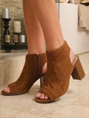 Z. MSRP $70 NWOT A.N.A TASHA WHISKEY PERFORATED PEEP TOE BOOTIES ♡ SIZE 9 ♡